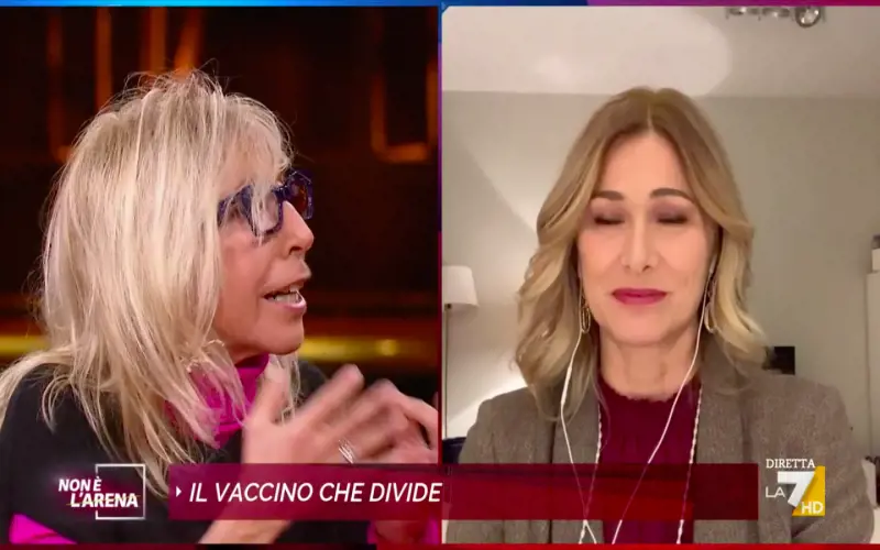 "Questi giochini...", "La querelo". Scatta la rissa in studio