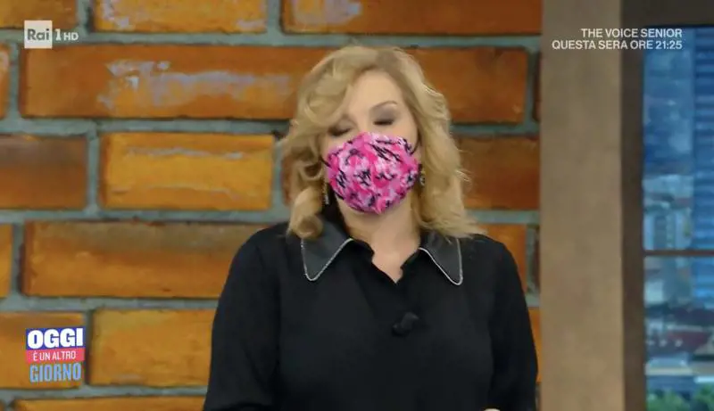 "Contatto con un positivo". E la Bortone mette la mascherina in diretta