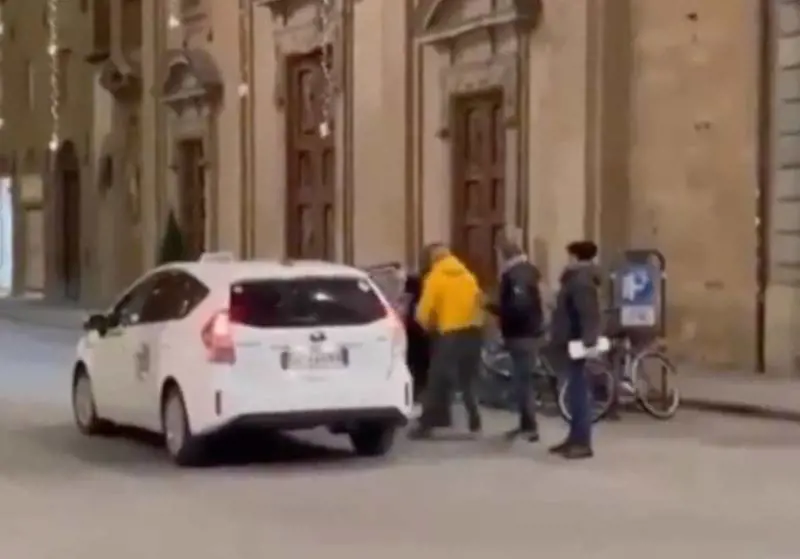 Tassista aggredisce una cliente: le immagini choc