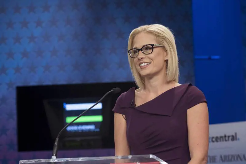 Ecco chi è Kyrsten Sinema, la senatrice dem che ha affossato la riforma di Biden
