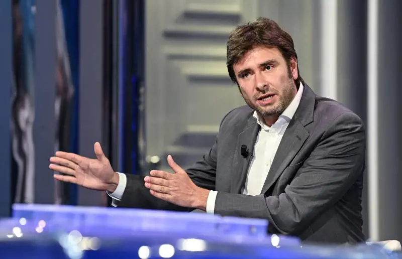 Rai, 2mila euro a puntata al docente filorusso. E il pacifista Di Battista cade sul missile in tv