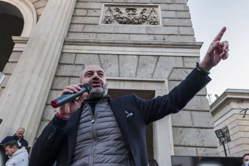 Paragone: "Conte è un leader di peluche. Decide tutto Casalino"