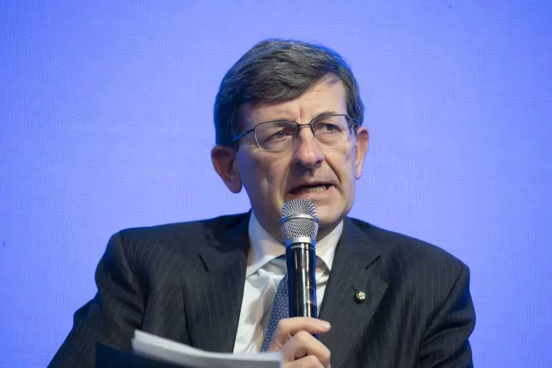 Internet veloce, via al bando da 3,7 miliardi Tim e Open Fiber in pole, ma occhio ai paletti