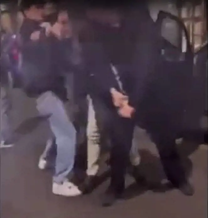 "Ecco perché ho sparato". Il vigile aggredito dalla banda di skaters