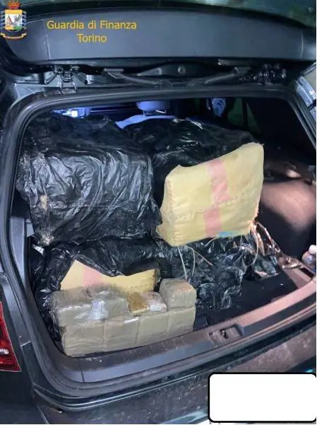Auto stracarica, scatta controllo: 226 kg di droga. Nei guai marocchino