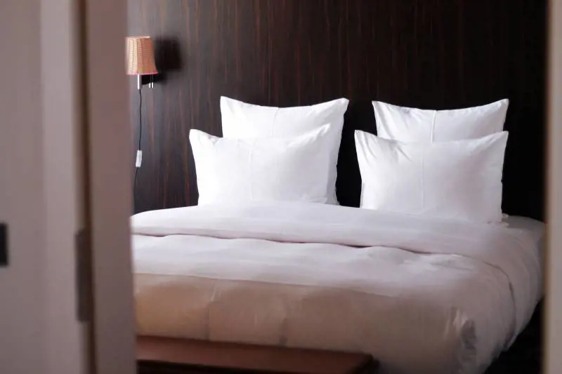 Videocamere nascoste nelle stanze d'albergo: come scovarle