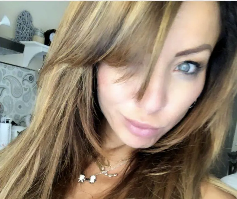 Gira video hot e foto osè, dipendente di banca viene licenziata