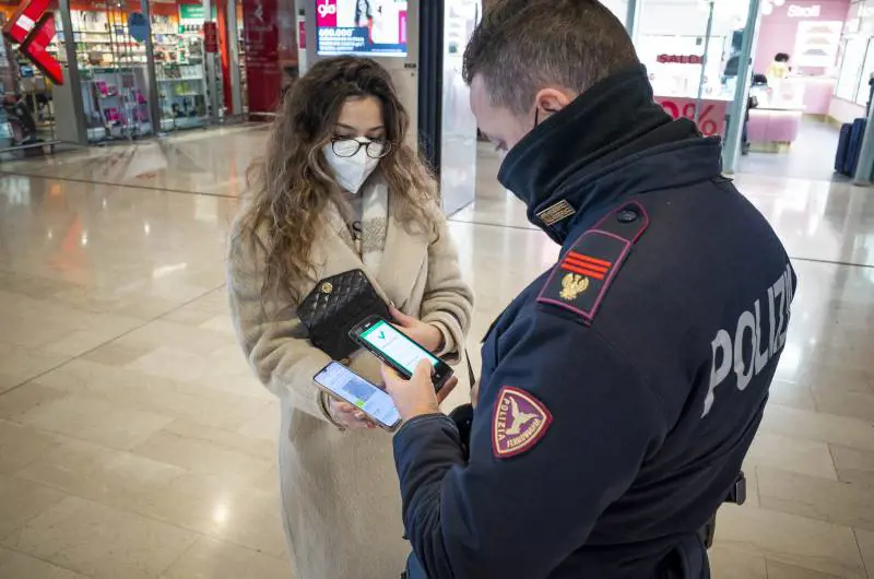 Verso la fine del Pass: "Stop dopo il 31 marzo". Il pressing sulla scuola