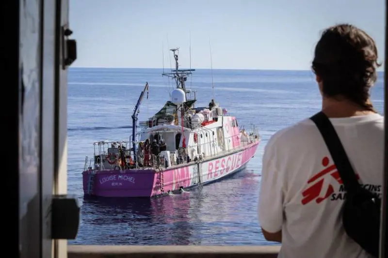 La barca dei radical chic disegnata da Banksy ci rifila 58 migranti