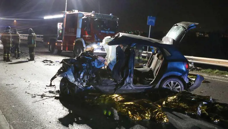 Lo spaventoso schianto contro il bus: morti 5 giovani
