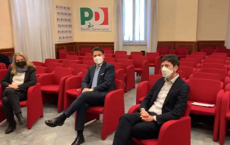 "Un tavolo con tutti". Ma dai giallorossi soltanto retorica e veti