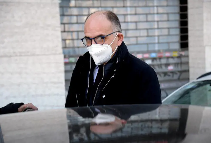 Letta coccola Calenda. Ma lui lo avvisa: "Il M5s non è un interlocutore"
