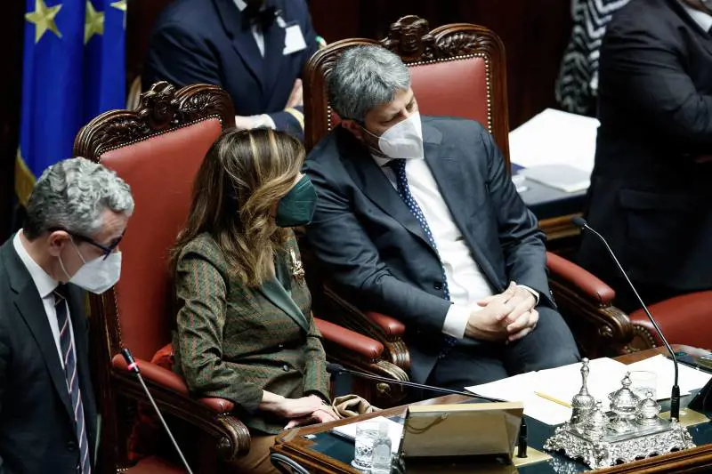 "Minuto di silenzio", "Non è previsto". Il voto sul Colle inizia con un disguido