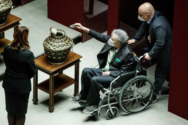 Il ritorno di Bossi in Parlamento: il voto e poi i saluti in cortile