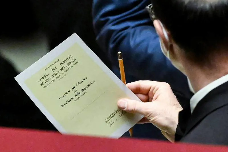Segnali dentro l'urna coi voti a Mattarella. I no del Pd bloccano tutte le rose dei nomi. Oggi il super vertice