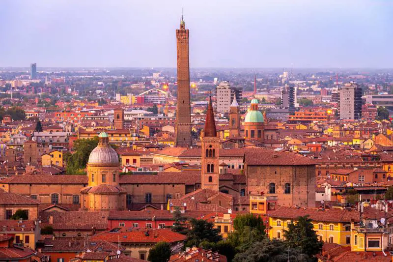 Bologna, tour immaginario nelle parole di Lucio Dalla