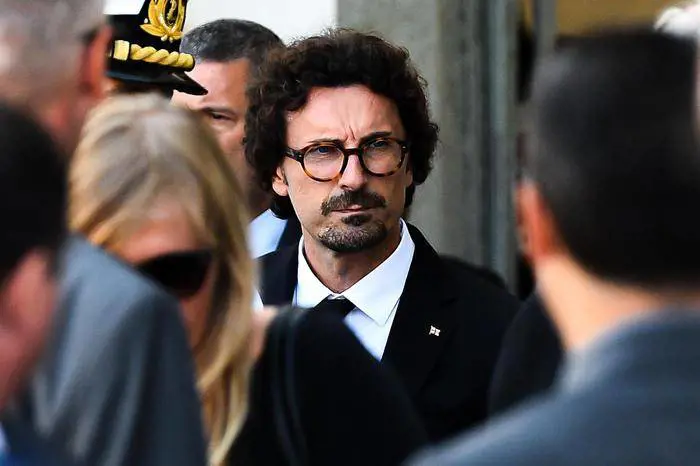 Toninelli vuole salvare la poltrona. E fa le giravolte su Draghi