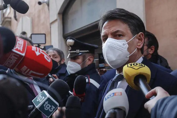 Conte, tra l'ombra di Di Maio e il tracollo nei sondaggi