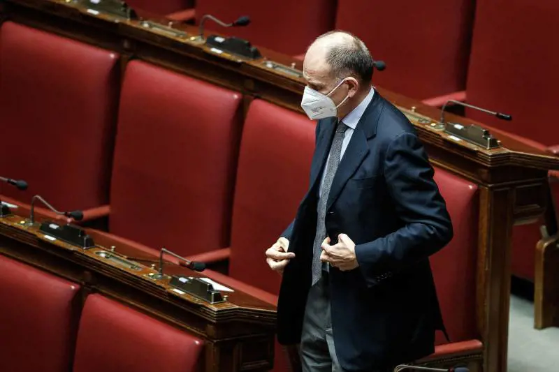 Letta preso in mezzo dal duo Salvini-Conte s'aggrappa a Mattarella