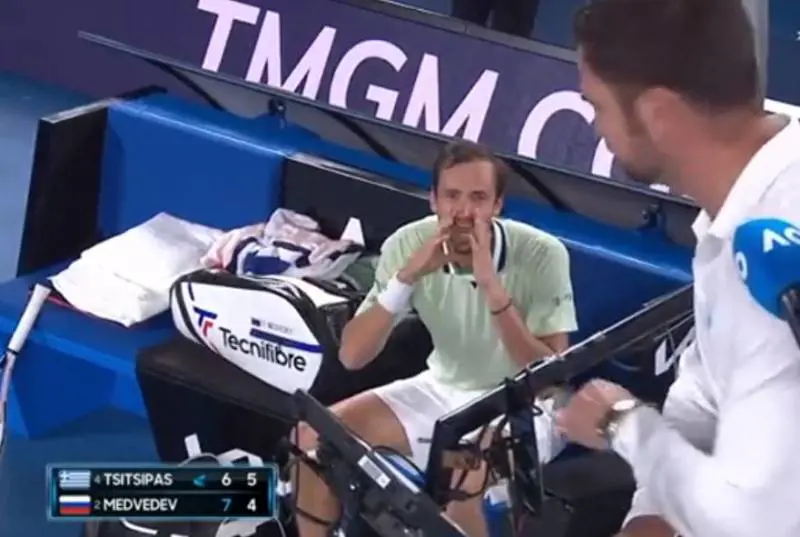 La furia di Medvedev contro l'arbitro: ecco cosa gli ha detto