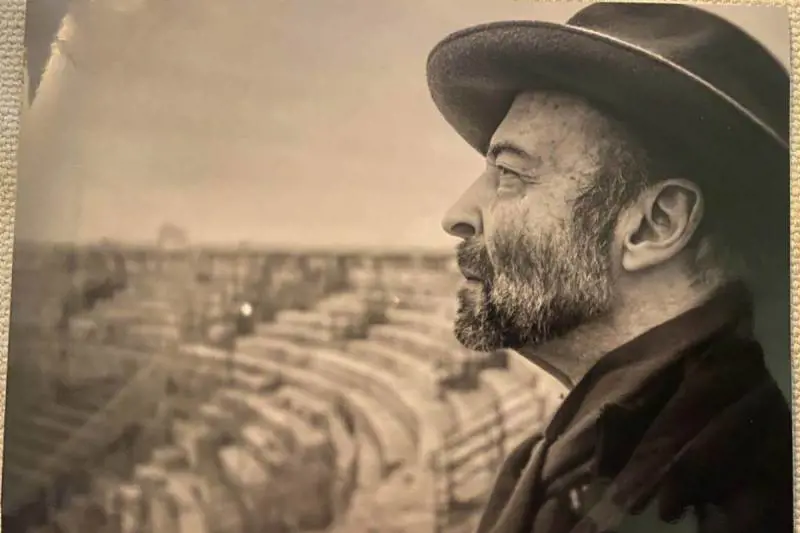 Cade in strada e muore dopo 9 ore per il freddo "Il fotografo René Robert ucciso dall'indifferenza"