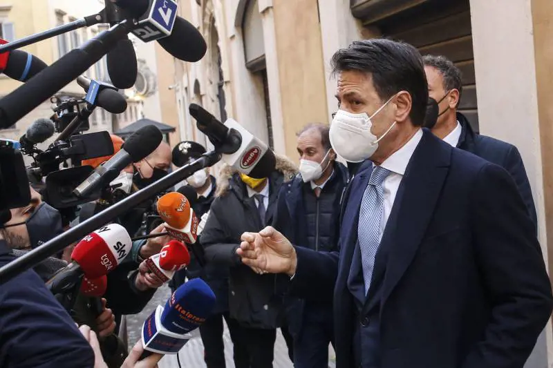 Conte sfida in pubblico Di Maio. E Dibba già lo mette alla porta
