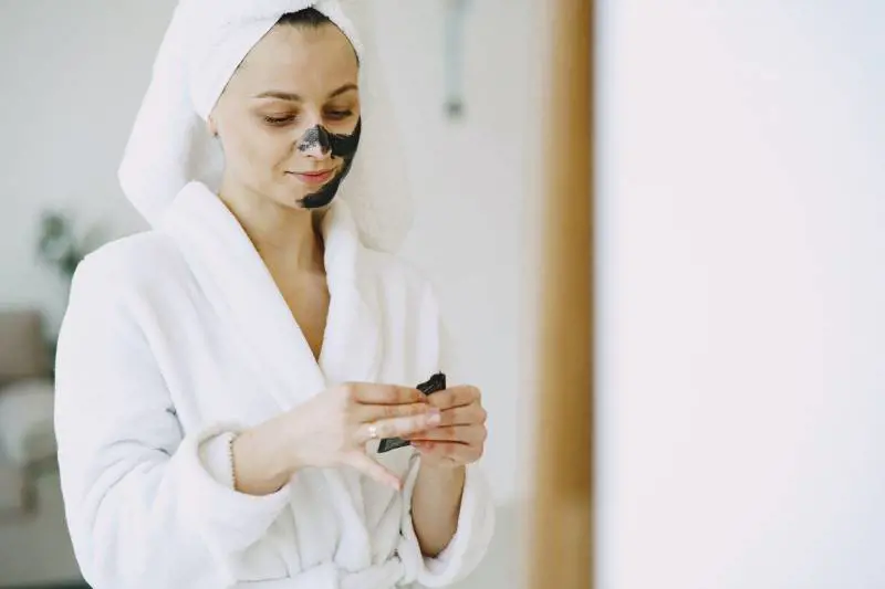 Acne a 60 anni: perché succede e rimedi naturali