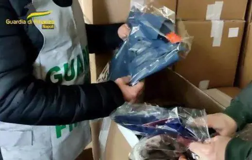 Vestiti usati venduti come nuovi a Milano e Roma