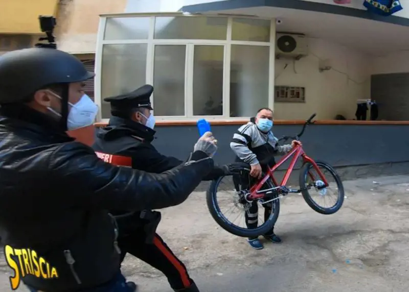 "Attento, la tua vita finisce". Brumotti aggredito nel fortino dei pusher