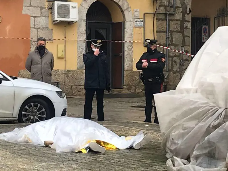 Spara in piazza e uccide il figlio: arrestato un poliziotto