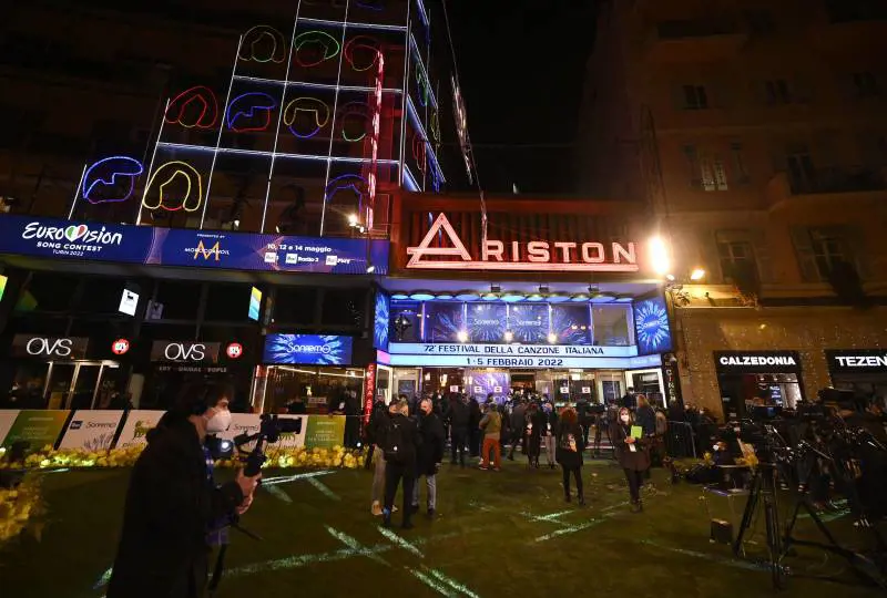 Blitz di Greenpeace a Sanremo: interviene la polizia