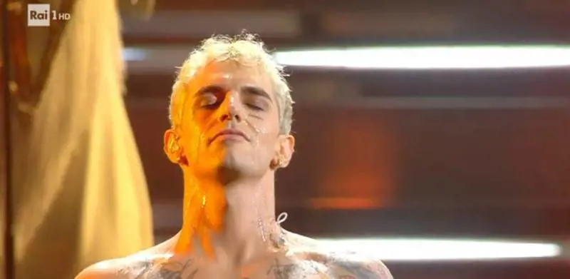 Achille Lauro si battezza sul palco: piovono accuse di blasfemia