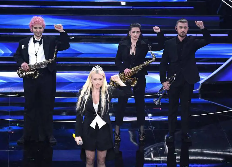 "Romperemo tutte le vetrine. Con la Thunberg...": ecco cosa c'è dietro la canzone