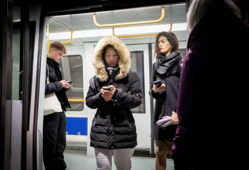 La Danimarca cancella il virus: "Non è più critico". L'Italia ci pensa. L'Oms: "È presto"