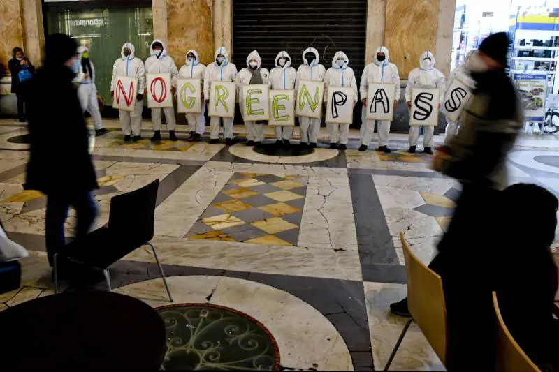 Il prete barricato in posta, le risse e i negozi ribelli: un giorno di follia No Pass
