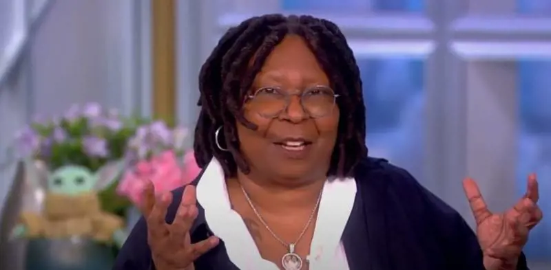 "Non rispetta i nostri valori": Whoopi Goldberg sospesa per le frasi su razza e Olocausto