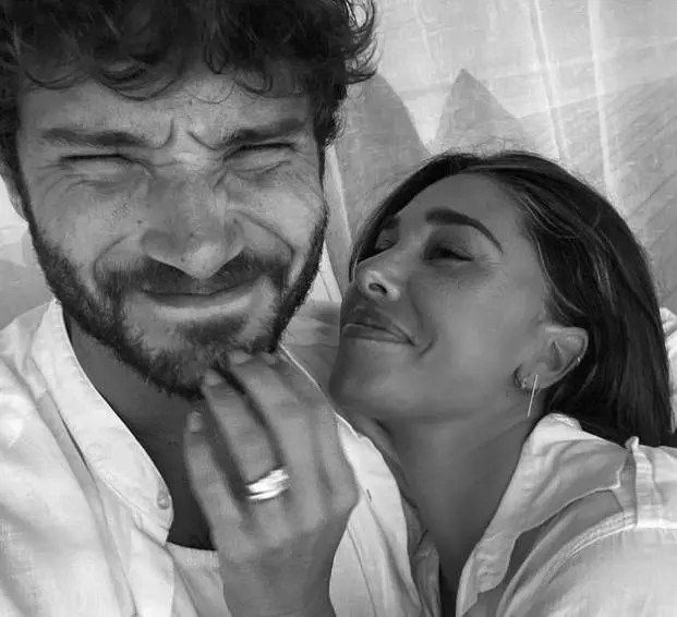 Belen paparazzata a casa di De Martino: "Hanno passato la notte insieme"