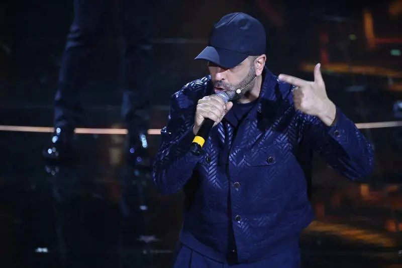 Checco Zalone sbertuccia i virologi: "Fazio vi chiama..."