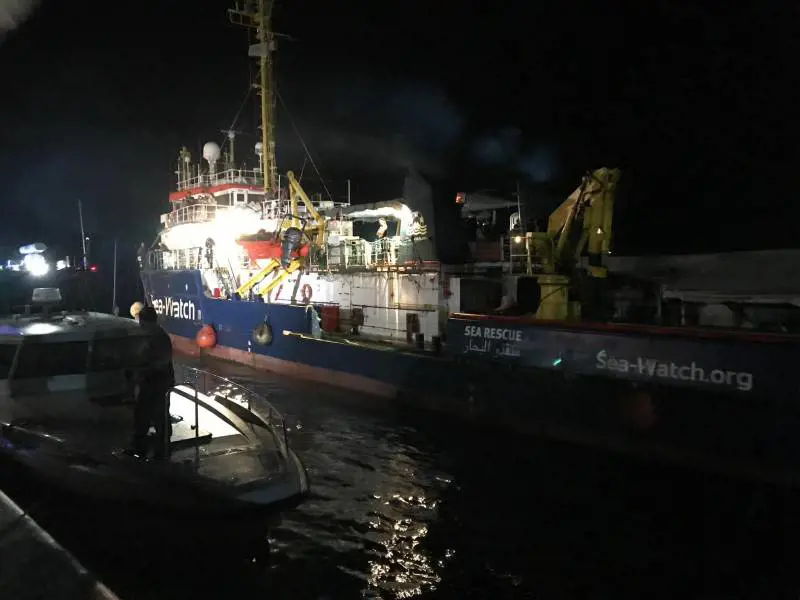 "Quella notte da Berlino...". La Rackete svela il retroscena sullo speronamento