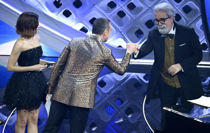 Standing ovation e cori per Vessicchio (che torna al piano)