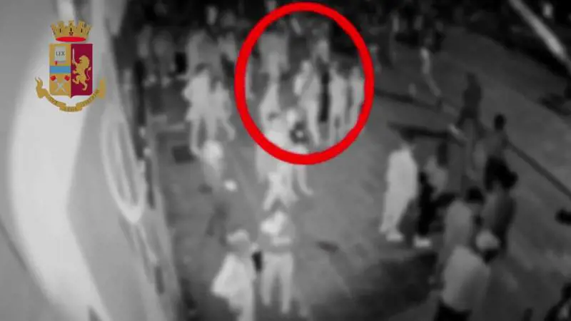 Sfregi sul volto e rapine: follia al party abusivo degli studenti