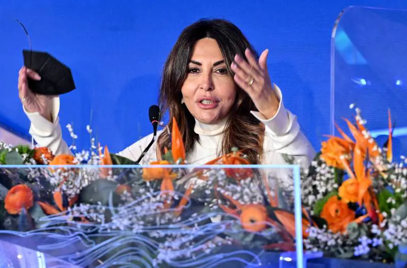 "Il treno viaggia in orario". Sabrina Ferilli in campo contro la Meloni