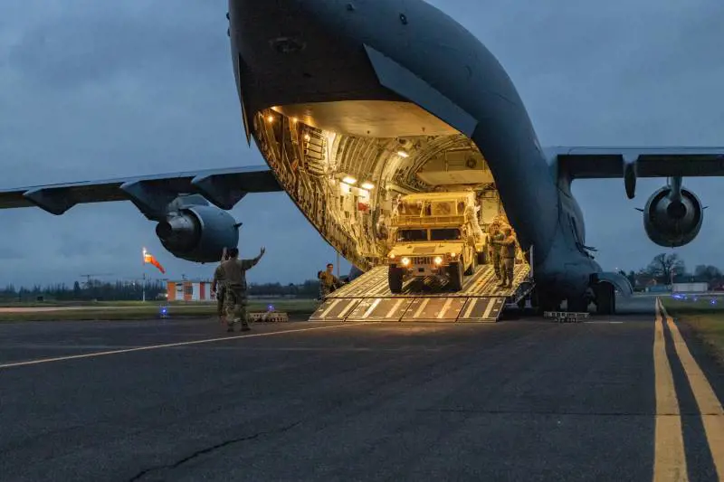 Aerei, navi e truppe di terra. Nato e Russia muovono le forze