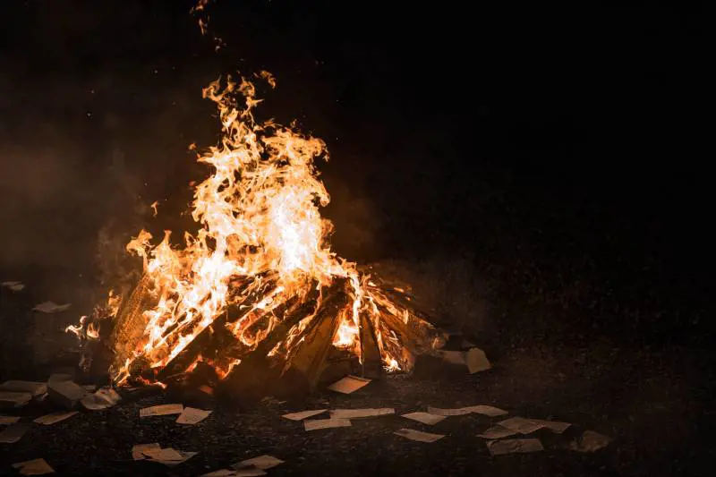 "Gettate quei libri nel fuoco". La guerra che mette all'indice il sapere