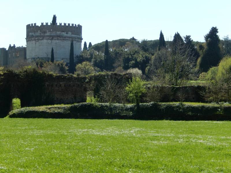 Mausoleo di Cecilia Metella lungo l'Appia Antica