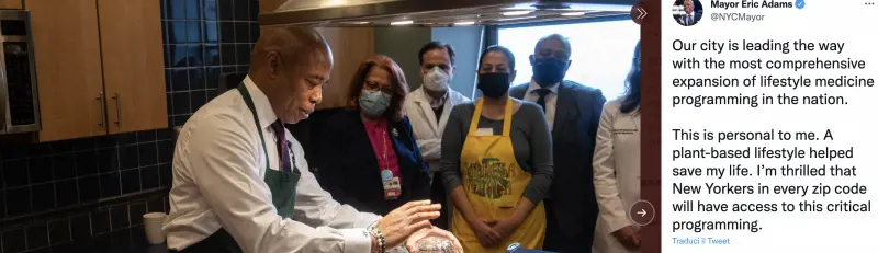 Altro che vegano, il sindaco di New York beccato a mangiare pesce