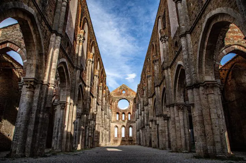San Galgano e la leggenda della vera spada nella roccia