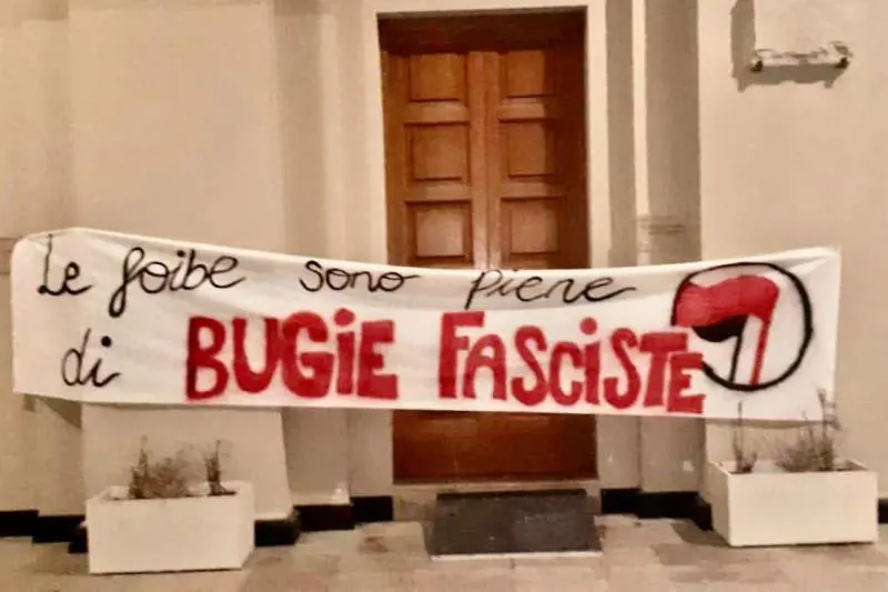 "Foibe bugie fasciste". L'odio di sinistra irrompe in Comune