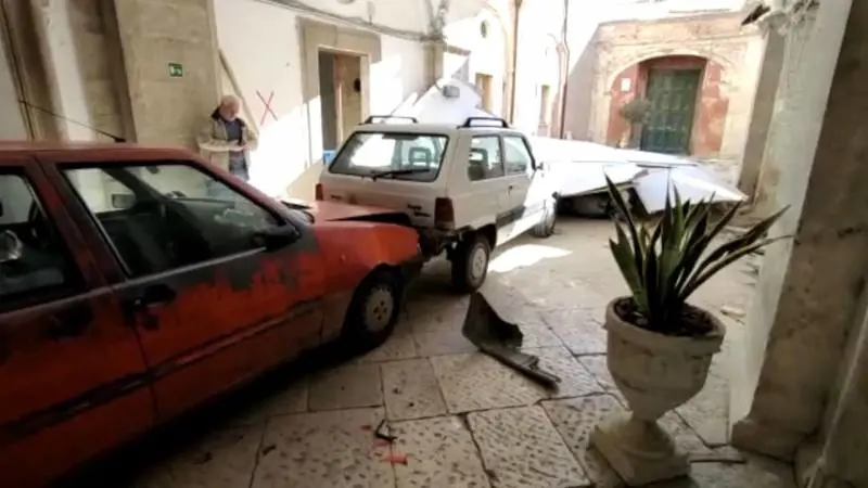 "Senza green pass non si entra". E lui sfonda la porta del Comune con l'auto