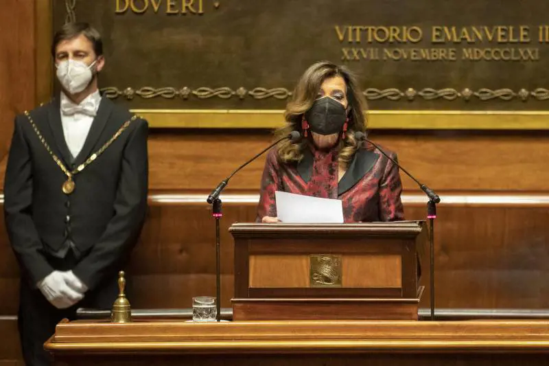 Standing ovation per la Bernini, ma volano insulti. Casellati infuriata con i 5 Stelle